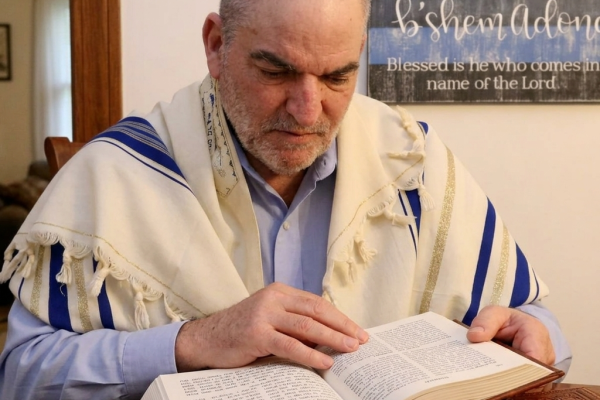 Rabbi-Rich-reading Scripture